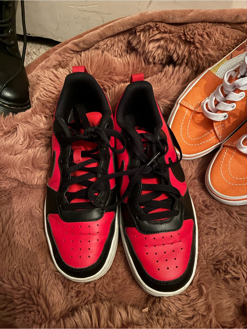 Nike Men's Red and Black Low-Top Sneakers